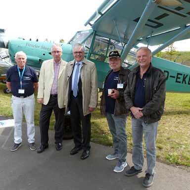 Auf dem Foto sieht man von links nach rechts Kay Rohde (Fieseler Stiftung), Harald Kühlborn, Ingo Buchholz, Dr. Axel Sauer (Stellv. Vorsitzender Verein Fieseler Storch) und Hartmut Fischer (1. Vorsitzender Verein Fieseler Storch).