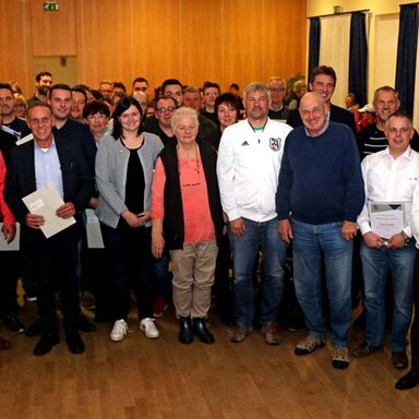 Landrat Uwe Schmidt übergab die Bewilligungsbescheide an die Vertreter der Vereine im Dorfgemeinschaftshaus in Istha.