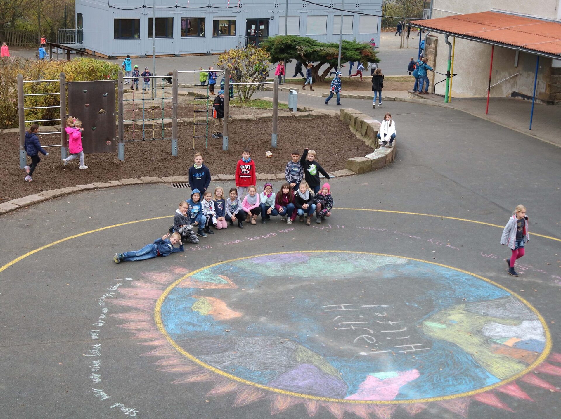 Mit Kreide haben Schüler der Ernst-Abbé-Schule in Kaufungen eine große Erdkugel in den Schulhof gemalt.