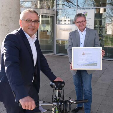 Landrat Uwe Schmidt und Erster Kreisbeigeordneter Andreas Siebert freuen sich über die Auszeichnung des Allgemeinen Deutschen Fahrrad Clubs