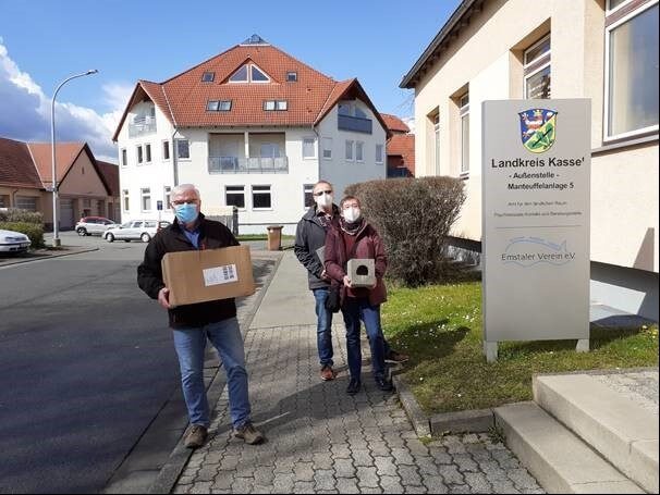 Glückliche Gewinner: Walter Kouril aus Immenhausen (links) und Michael & Christa Sinning aus Wolfhagen holen ihre gewonnenen Nisthilfen in Hofgeismar ab.