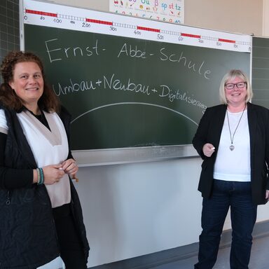 Schulleiterin Pia Auell und Vizelandrätin Silke Engler freuen sich, dass die Maßnahmen an der Ernst-Abbe-Schule vorangehen.
