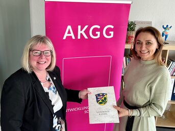 Vizelandrätin und Sozialdezernentin Silke Engler übergibt eine Förderung in Höhe von 12.500 Euro für das Beratungszentrum des AKGG.