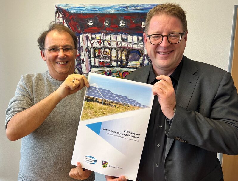 Haben einen Wegweiser für den Ausbau von Photovoltaik im Landkreis Kassel erstellt: Dr. Christoph Haller, Leiter der Planungsabteilung beim ZRK (links) und Kreisbeigeordneter Thomas Ackermann, Dezernent für Umwelt- und Klimaschutz.
