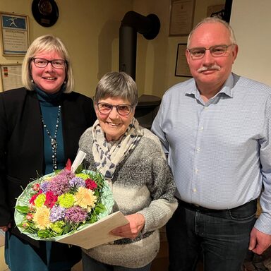 Die erste Sportplakette des Landkreises Kassel hat Vizelandrätin Silke Engler (von links) an Helga Wolf vom TSV Carlsdorf verliehen. Stadtrat Claus Menke übergab einen Gutschein und einen Strauß Blumen an die Geehrte.