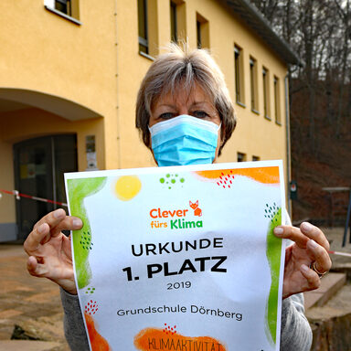 Schulleiterin Uta Dotting von der Grundschule Dörnberg freut sich über die Aus-zeichnung als „klimaaktivste Schule“ im Projekt „Clever fürs Klima“