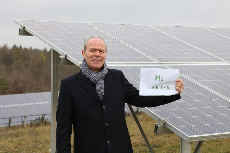 Betriebsgelände bei Hofgeismar wird bereits mehr Solarenergie erzeugt, als verbraucht. Die überschüssige Energie soll in einer eigenen Elektrolyseanlage zur Produktion von Wasserstoff genutzt werden