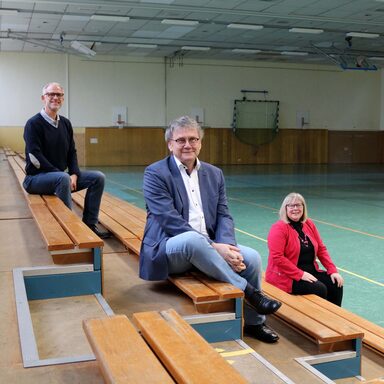 Sie freuen sich auf den Start der Sanierung der Sporthalle an der Erich-Kästner-Schule in Baunatal: (v.l.) Schulleiter Jörg Hapke, Landrat Uwe Schmidt und Bauna-tals Bürgermeisterin Silke Engler.