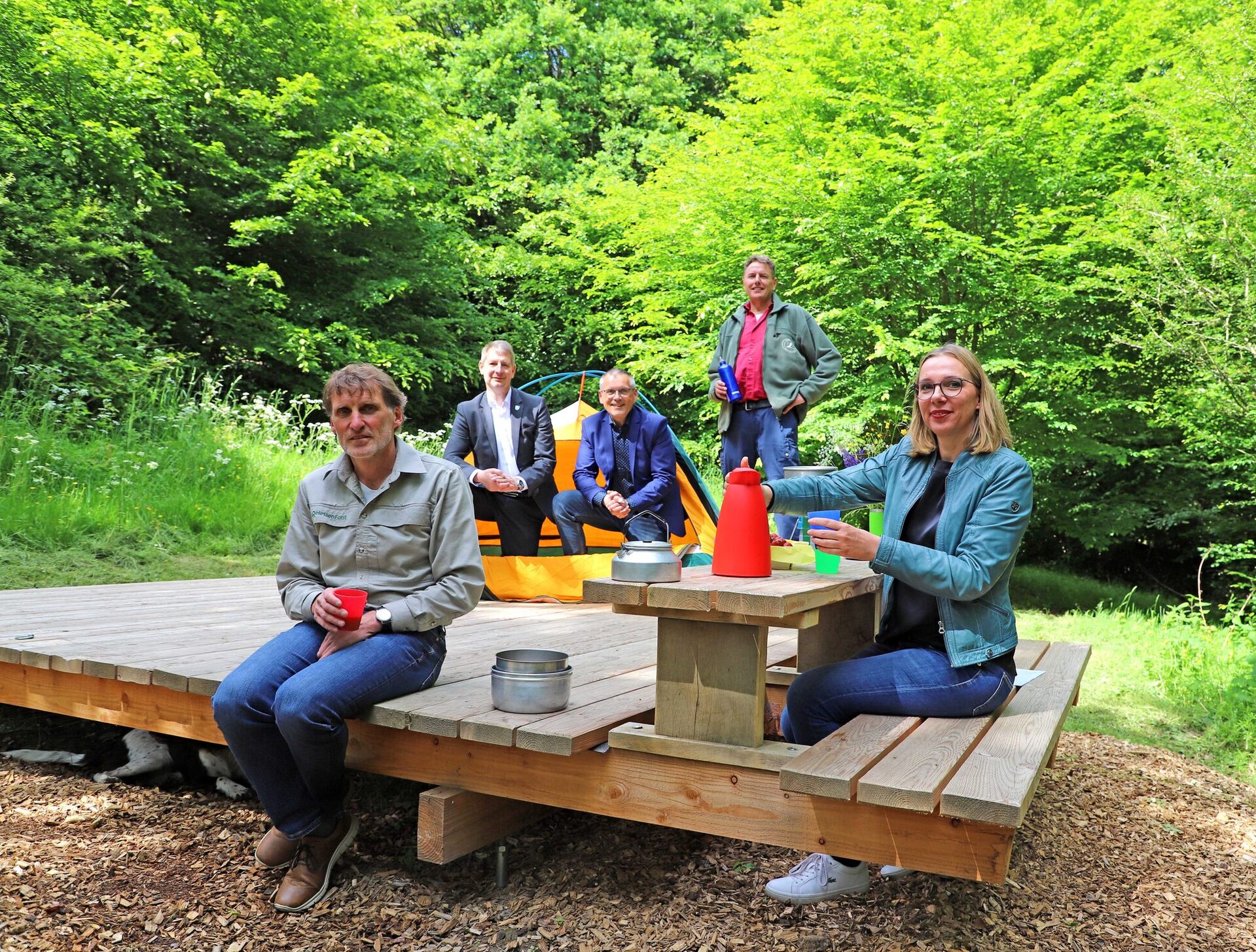 (v.l.) Matthias Schnücker (HessenForst), Bürgermeister Michael Plätzer, Landrat An-dreas Siebert, Jürgen Depenbrock (Zweckverband Naturpark Habichtswald) und Heike Dietrichkeit (TAG Naturpark Habichtswald).