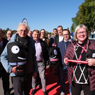 Rückenwind – Zahlreiche Bürgermeister der kreisangehörigen Städte feiern mit Wolfhagens Stadtrat Roman Krettek (Vordergrund links) und Vizelandrätin Silke Engler (Vorne rechts) den Aktionstag in Wolfhagen.