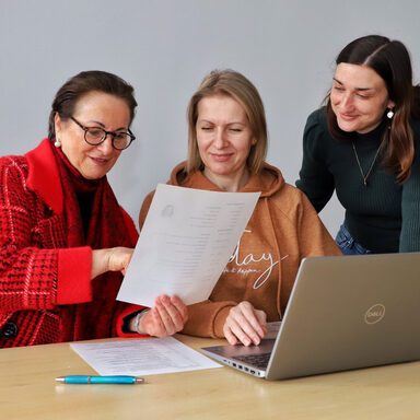 Individuelle Unterstützung beim Erstellen der Bewerbungsunterlagen: v.l. Hannelore Kessler-Dippel, Olena Bukhanova und Nadeshda Gaas.