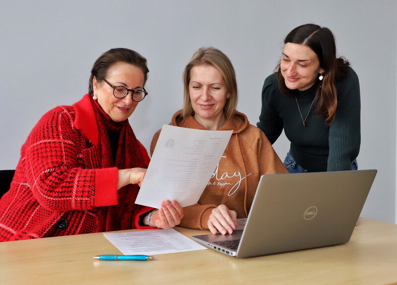 Individuelle Unterstützung beim Erstellen der Bewerbungsunterlagen: v.l. Hannelore Kessler-Dippel, Olena Bukhanova und Nadeshda Gaas.